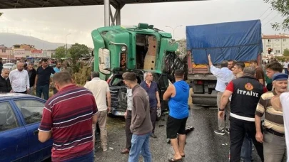 Afyonkarahisar'da 9 araçlı zincirleme kaza kamerada: 2 ölü, 12 yaralı